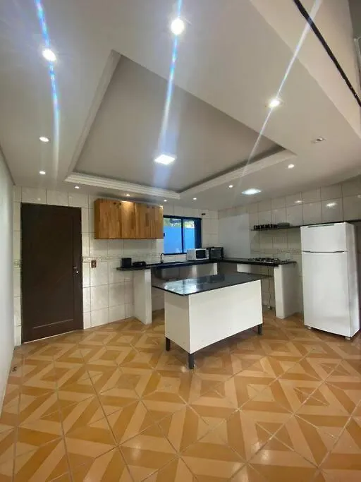 Casa Mamore Praia De Zimbros Бомбиньяс Дом отдыха